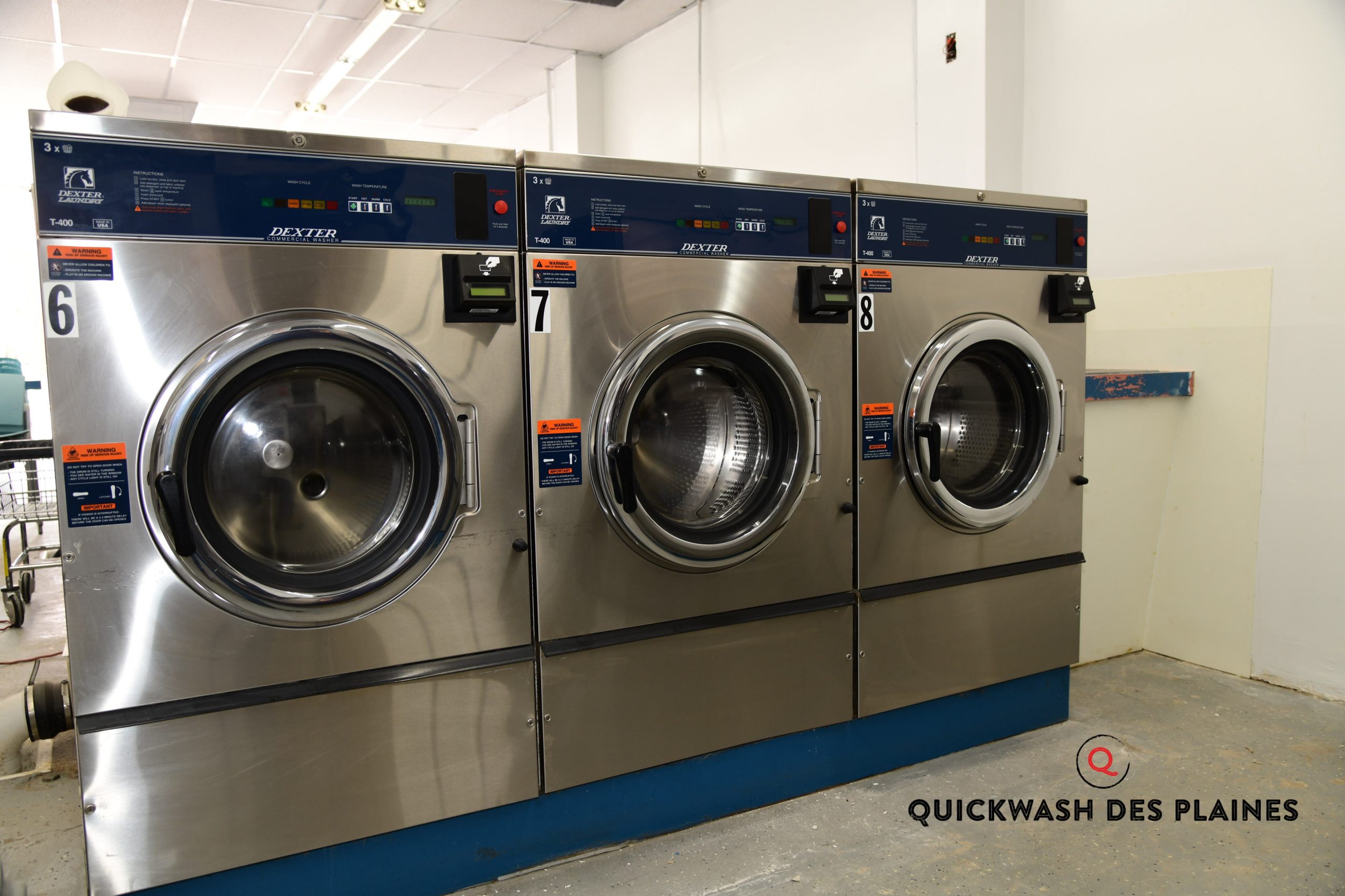 Self serve laundry near 60025 IL with folding tables and clean facility